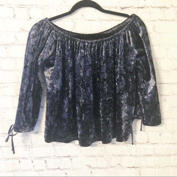 American Eagle Outfitters Tops - ❤️ American Eagle Off Shoulder Crop Velvet Top